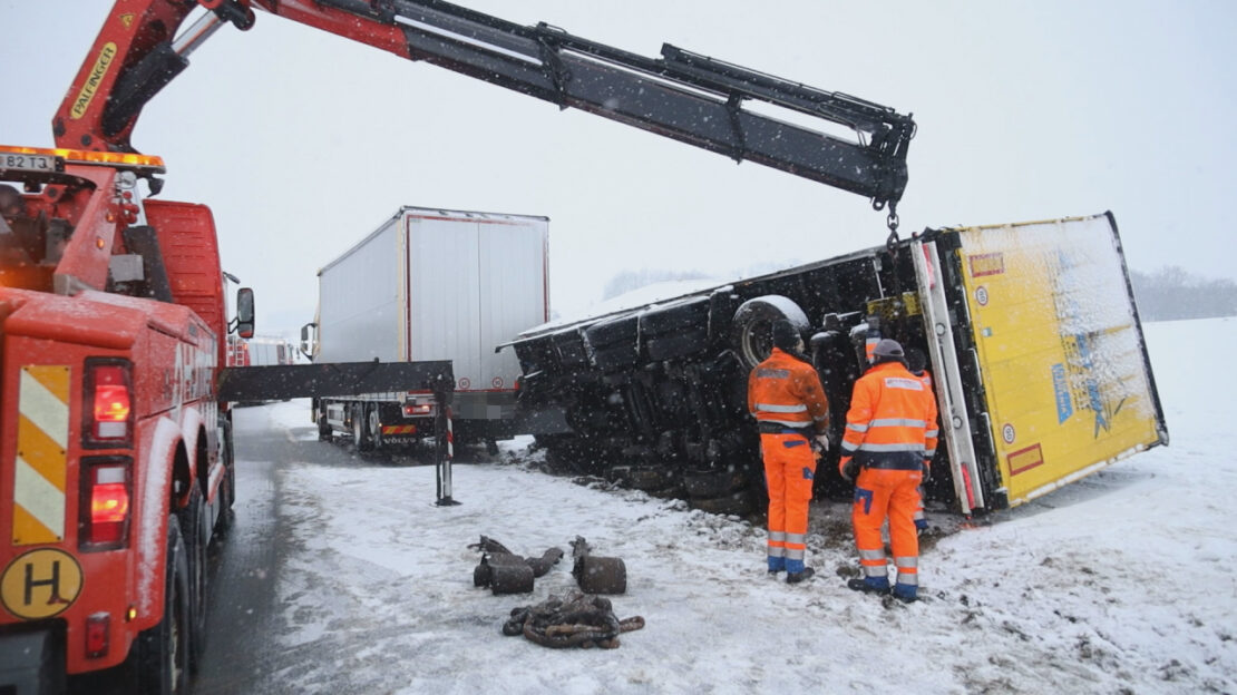 Winterliche Straßenverhältnisse: LKW-Anhänger auf Voralpenstraße bei Sattledt umgestürzt