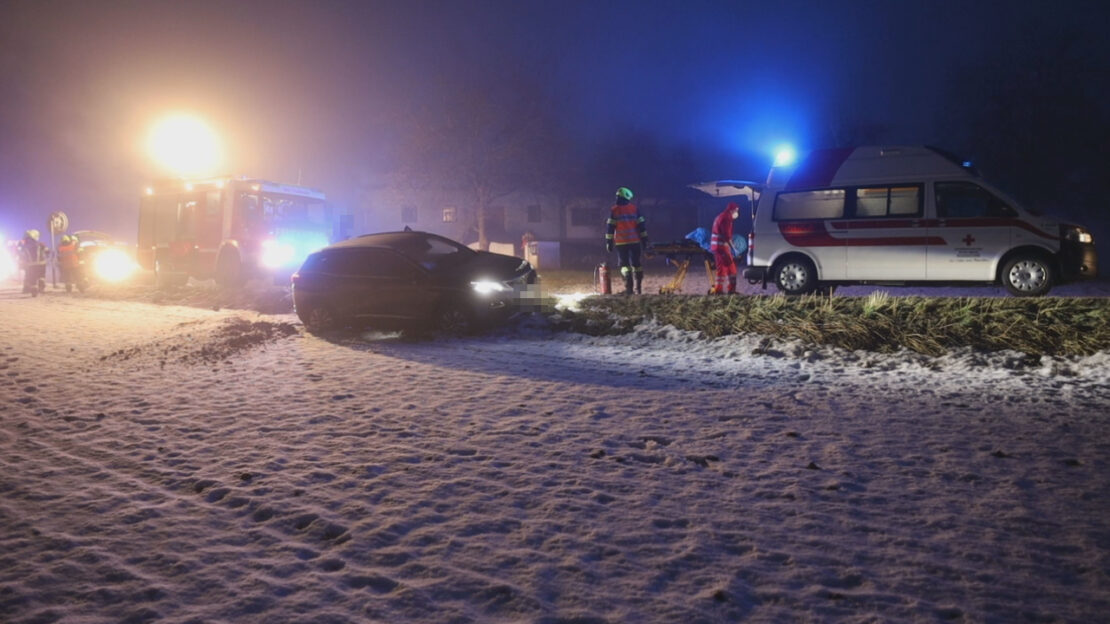 Verkehrsunfall zwischen zwei Autos in Thalheim bei Wels fordert eine verletzte Person