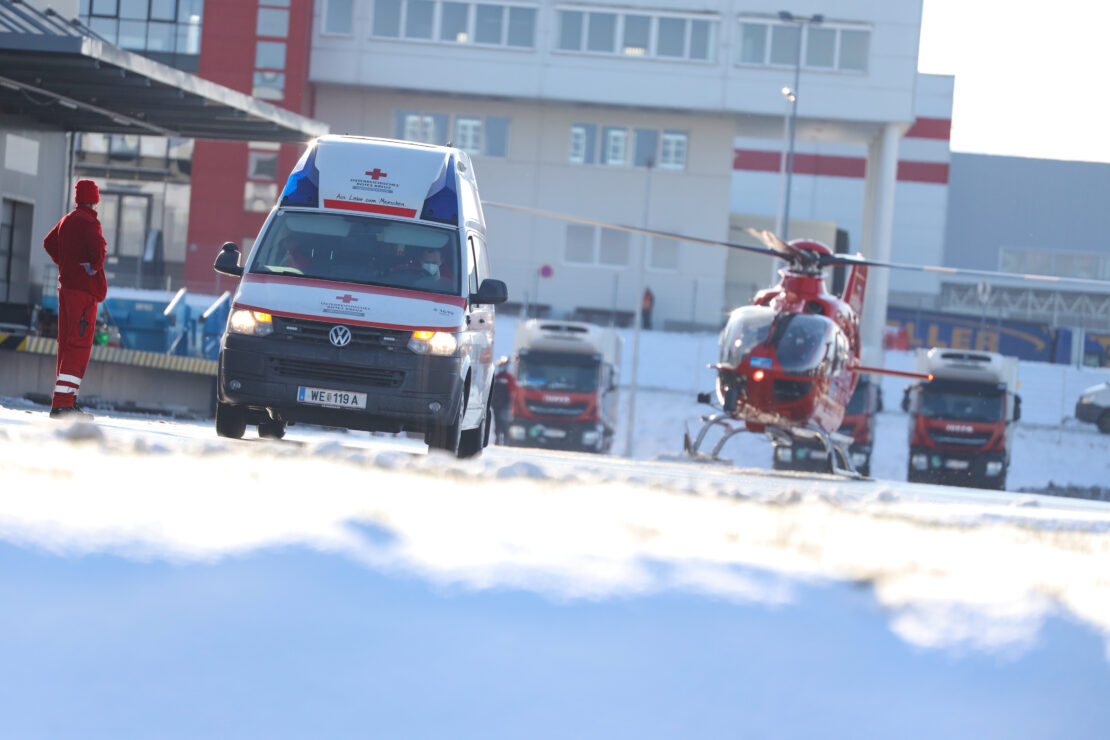 Notarzthubschrauber nach schwerem Arbeitsunfall in Eberstalzell im Einsatz