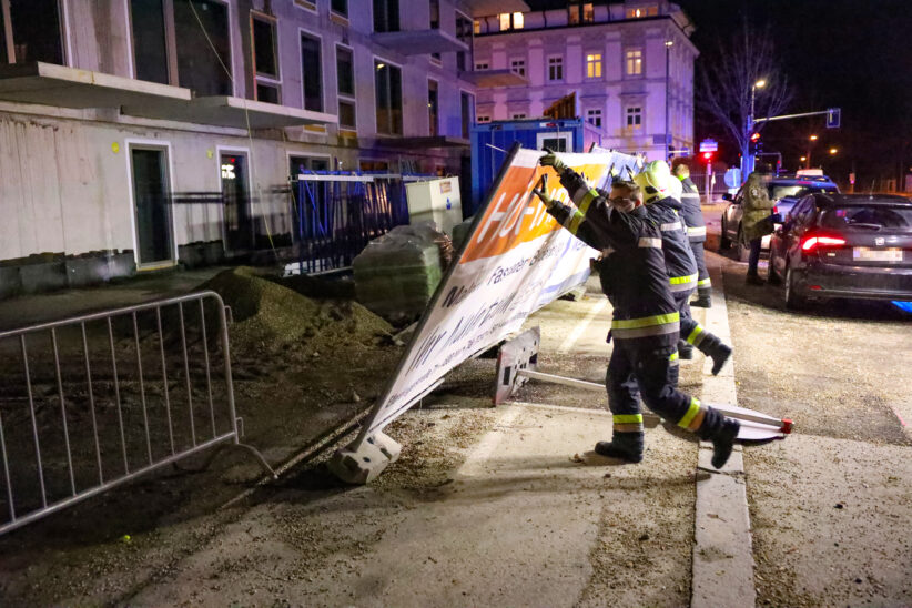 Sturmböen wehten Bauzaun in Wels-Innenstadt um - Feuerwehr sicherte die Baustelle wieder ab