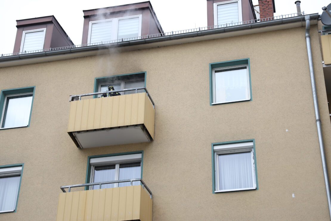 Balkonbrand in einem Mehrparteienwohnhaus in Wels-Lichtenegg