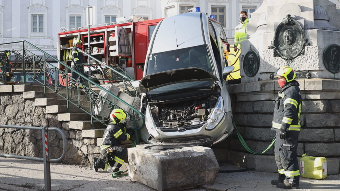 Kurioser Verkehrsunfall: Autolenker durchbricht 120 Jahre altes Denkmal in Lambach
