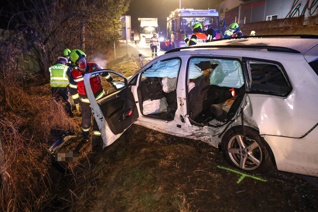 Schwerer Verkehrsunfall auf Pyhrnpass Straße in Thalheim bei Wels