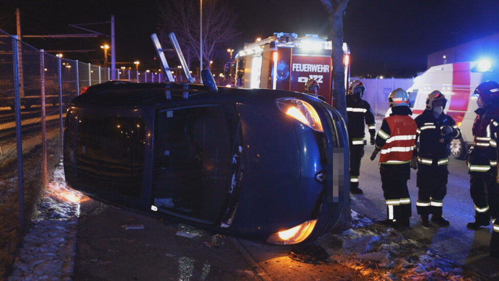 Auto in Seitenlage: Schwerer Verkehrsunfall in Wels-Puchberg endet glimpflich