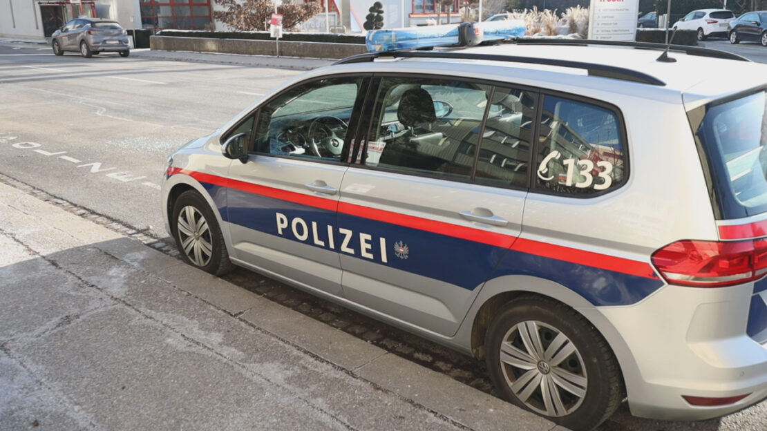 Polizeiautos vor Polizeiposten in Wels-Pernau mit Ziegelsteinen und Flaschen schwer beschädigt