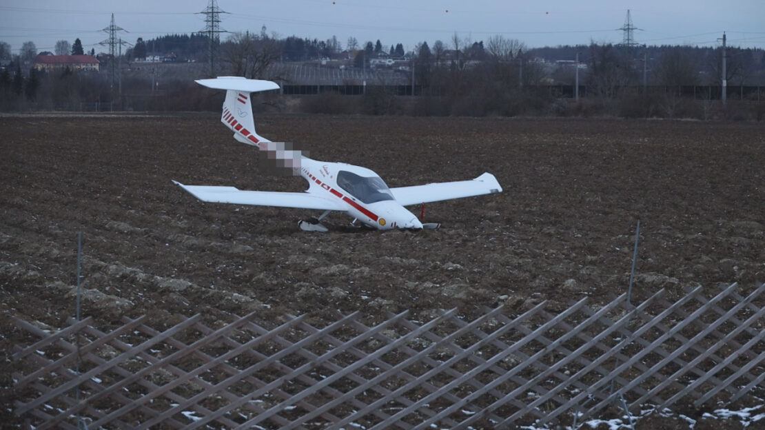 Kleinflugzeug auf Acker in Wels-Vogelweide notgelandet