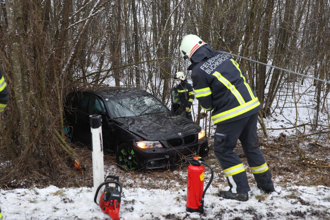 Auto in Buchkirchen bei winterlichen Straßenverhältnissen von Straße abgekommen