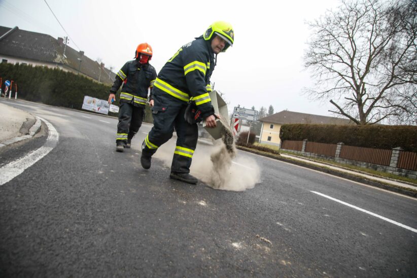 Zwei Feuerwehren bei stellenweise intensiver Ölspur zwischen Marchtrenk und Oftering im Einsatz