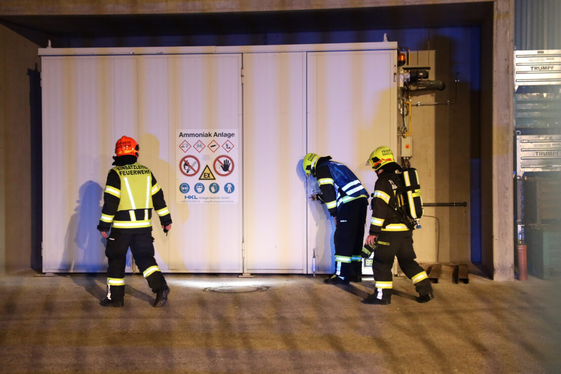 Feuerwehr und Polizei bei Ammoniakalarm in einem Unternehmen in Marchtrenk im Einsatz