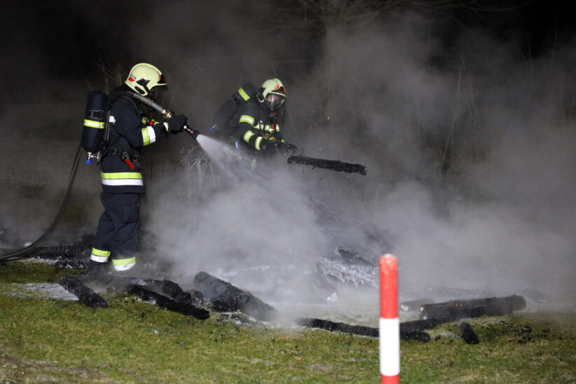 Feuerwehr bei Brand von Holz bei einer Kirche in Wels-Vogelweide im Löscheinsatz