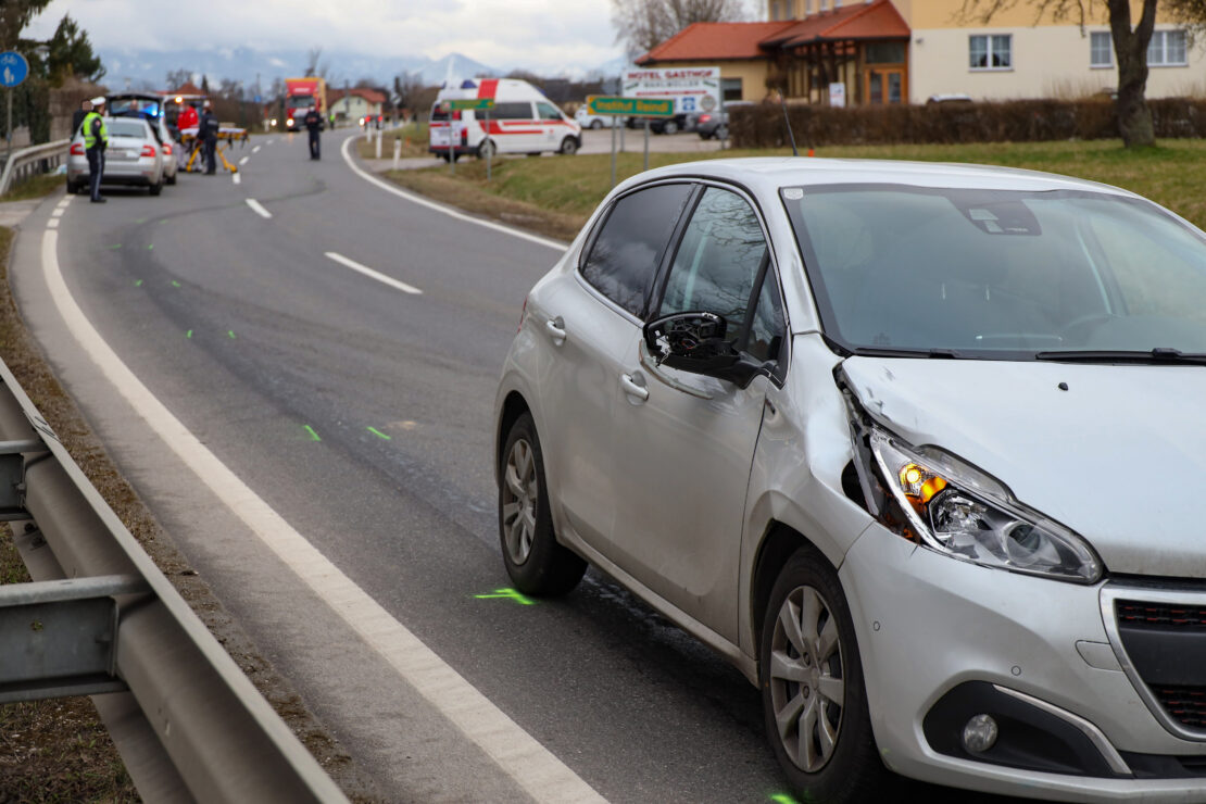Tödlicher Unfall: Fußgänger bei Kollision mit PKW auf Pyhrnpass Straße in Sattledt tödlich verletzt