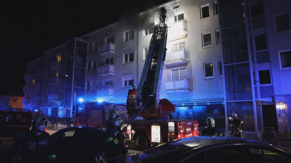 Ausgedehnter Brand einer Küche in einem Mehrparteienwohnhaus in Wels-Vogelweide