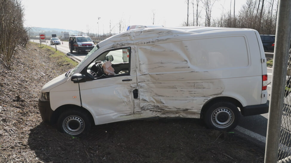 Schwerverletzter bei Crash zwischen LKW und Kleintransporter in Pichl bei Wels