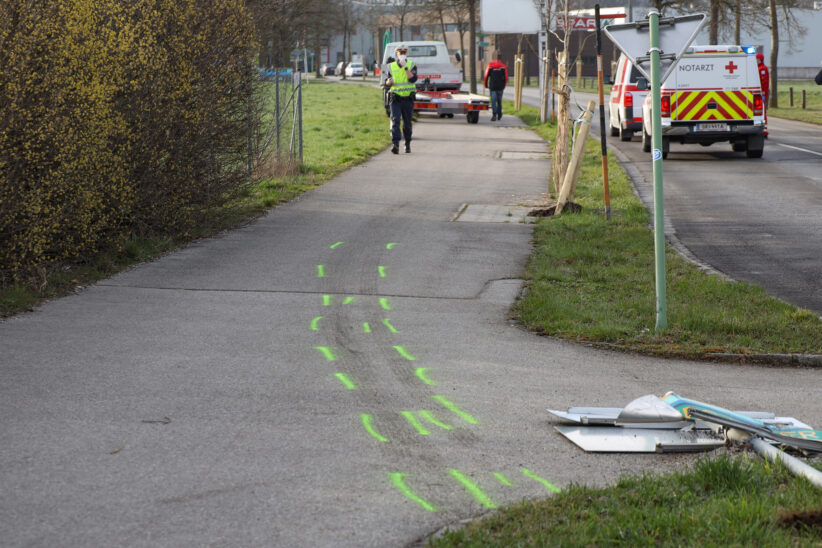 Person nach Verkehrsunfall bei Kreisverkehr in Wels-Lichtenegg notärztlich versorgt