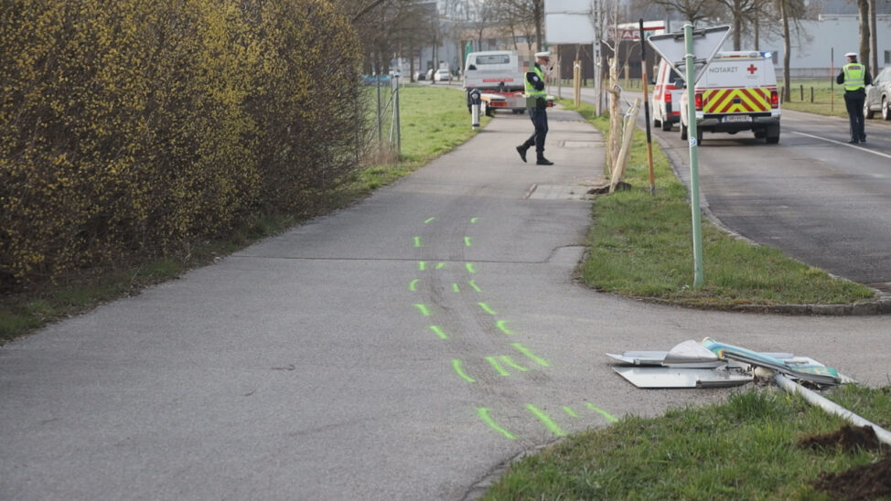 Person nach Verkehrsunfall bei Kreisverkehr in Wels-Lichtenegg notärztlich versorgt