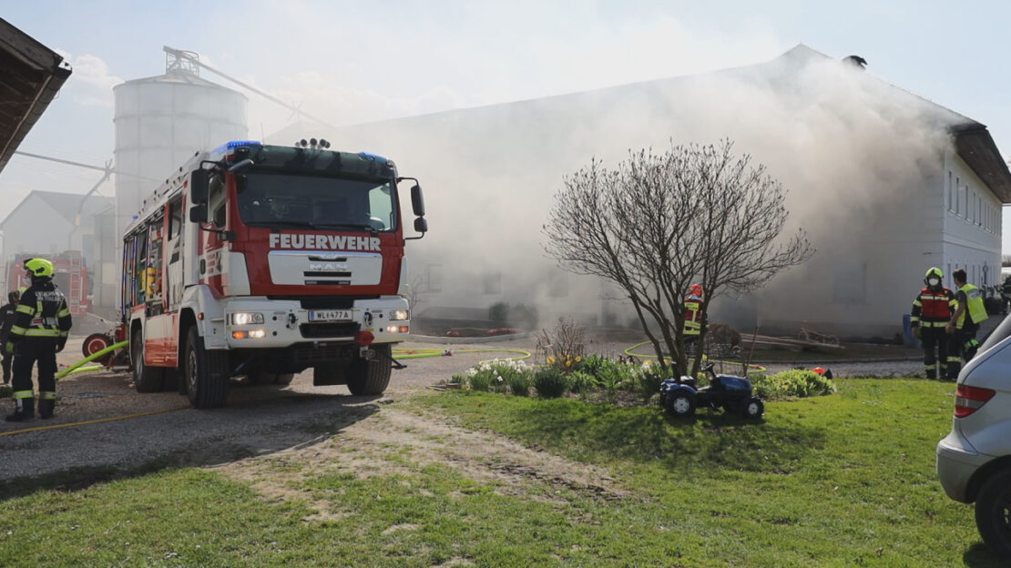 rei Feuerwehren bei Garagenbrand auf einem Bauernhof in Thalheim bei Wels im Einsatz