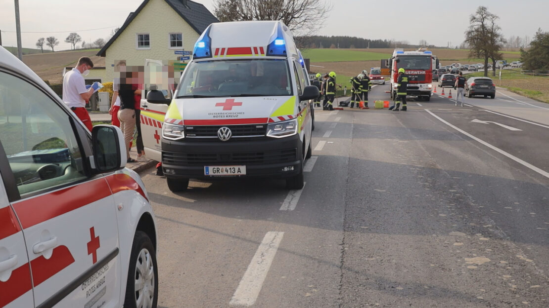 Drei Verletzte bei Verkehrsunfall auf Innviertler Straße in Krenglbach