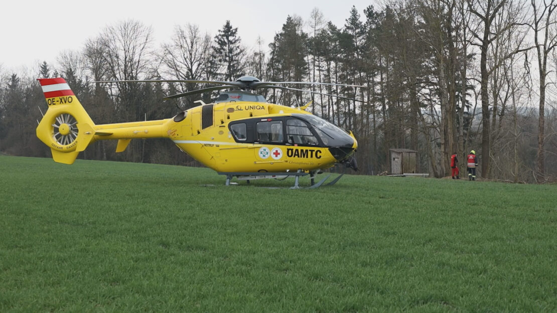 Personenrettung: Schwerer Forstunfall in einem Waldstück in Eberstalzell