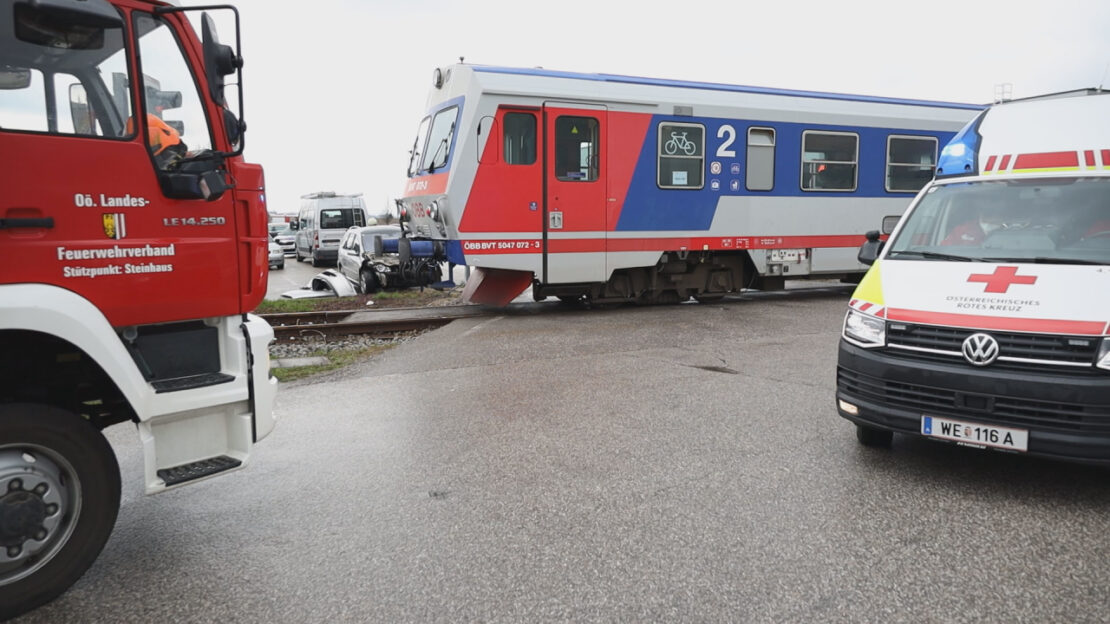 Auto auf Bahnübergang in Steinhaus von Triebwagen der Almtalbahn erfasst