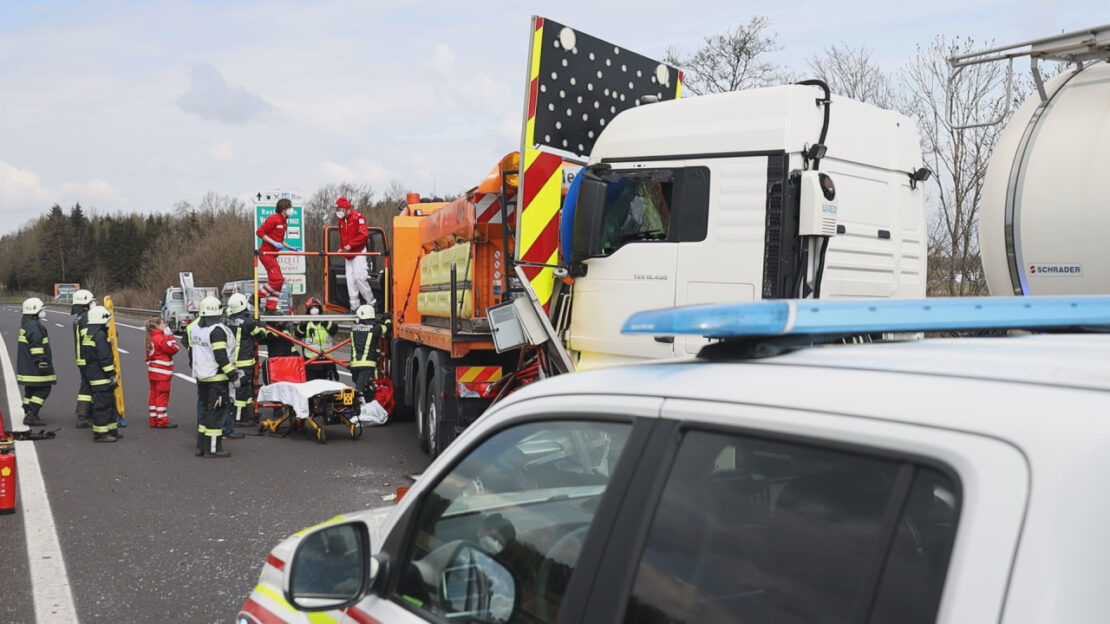 Schwerer Verkehrsunfall: LKW kracht auf Pyhrnautobahn bei Sattledt in Absicherungsfahrzeug