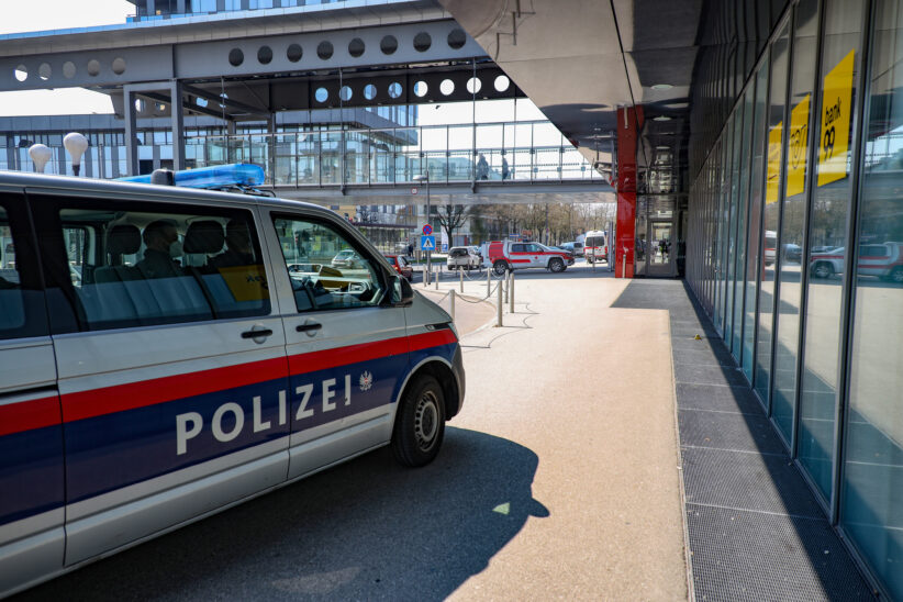 Notarzt, Rettung und Feuerwehr nach Unfall am Welser Hauptbahnhof im Einsatz