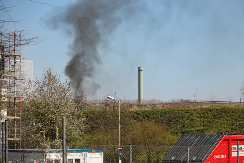 Brand von Abfall bei Entsorgungsunternehmen in Wels-Schafwiesen sorgt für Einsatz der Feuerwehr