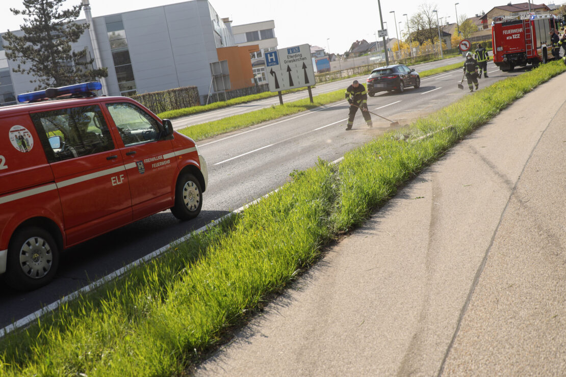 Aufräumarbeiten durch Feuerwehr nach Verkehrsunfall auf Innviertler Straße in Wels-Neustadt