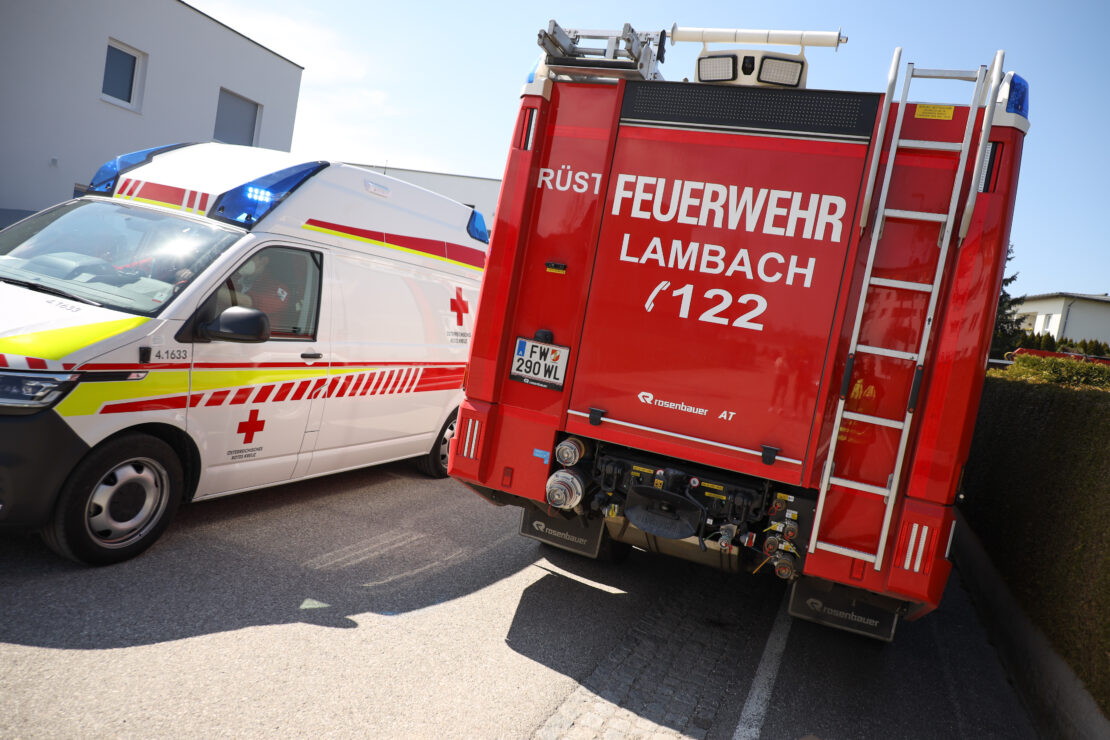 Feuerwehr, Notarzt und Rettungsdienst bei Personenrettung von Balkon in Lambach im Einsatz