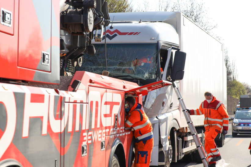 Unfall mit drei beteiligten LKW auf Welser Autobahn bei Wels sorgte für erhebliche Staus