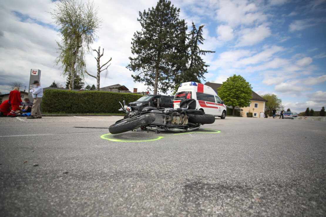 Motorradlenker bei Verkehrsunfall in Buchkirchen verletzt