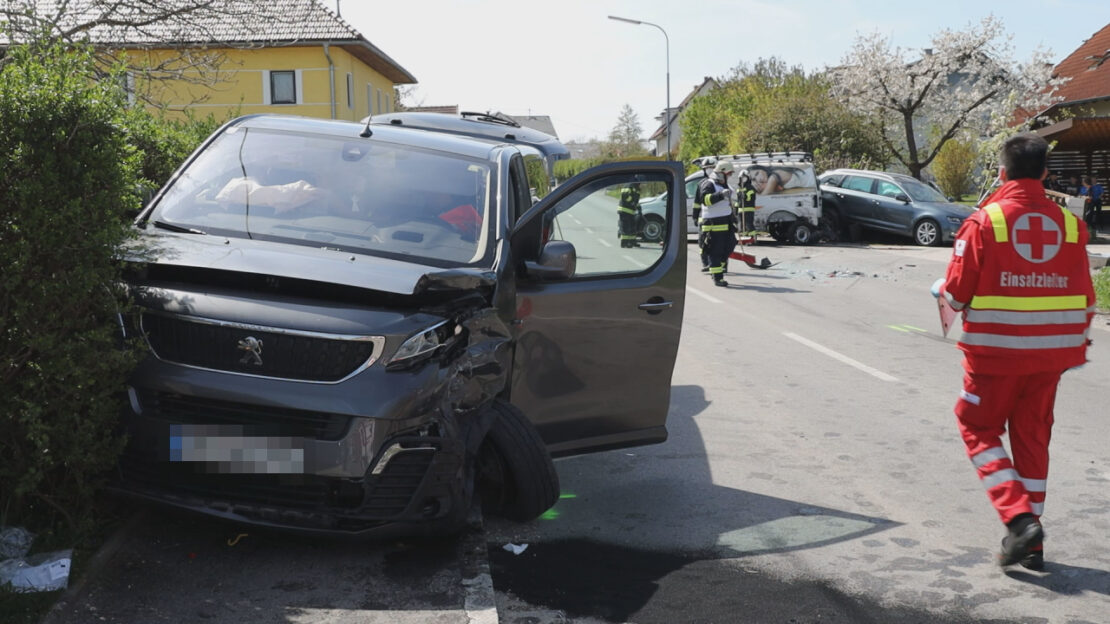 Fünf teils Schwerverletzte bei Crash zwischen drei Fahrzeugen in Pichl bei Wels