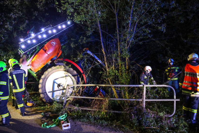 Bergung eines verunfallten Traktors aus einem Bachbett in Sipbachzell