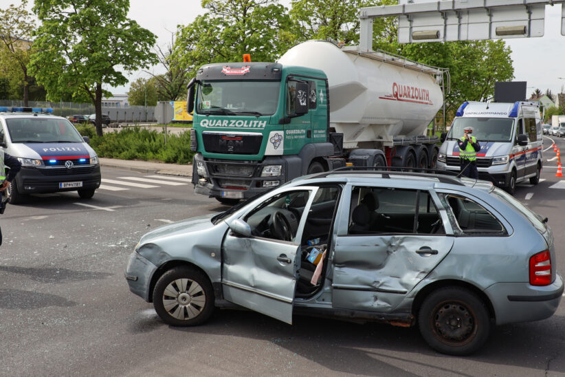 Heftiger Crash in einem Kreuzungsbereich in Wels-Pernau fordert eine verletzte Person