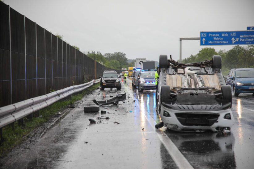 Blechsalat bei Verkehrsunfall auf Welser Autobahn in Weißkirchen an der Traun