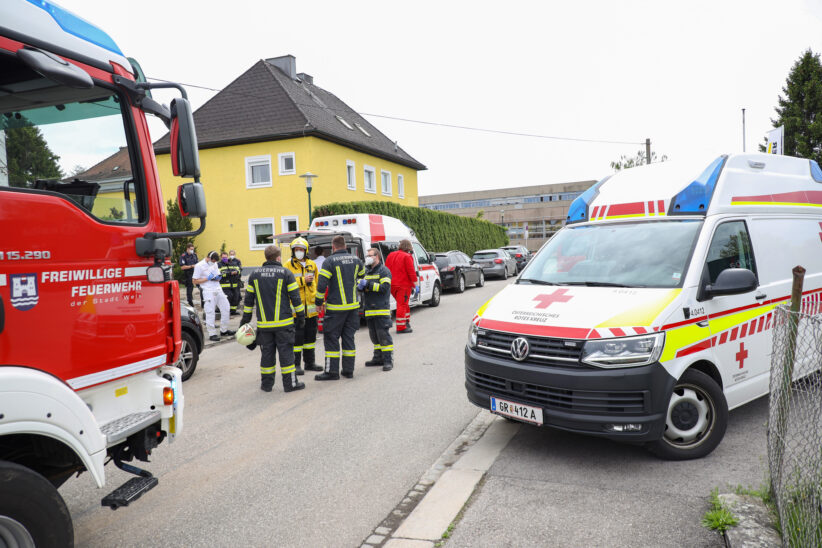 Personenrettung: Verletzte Person in Wels-Innenstadt nach Sturz von Einsatzkräften aus Pool gerettet