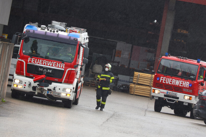 Einsatz nach gemeldetem Kabelbrand bei Unternehmen in Wels-Puchberg