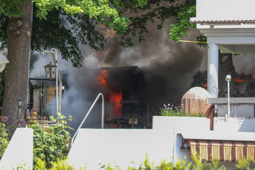 Brand einer Doppelgartenhütte in Wels-Schafwiesen