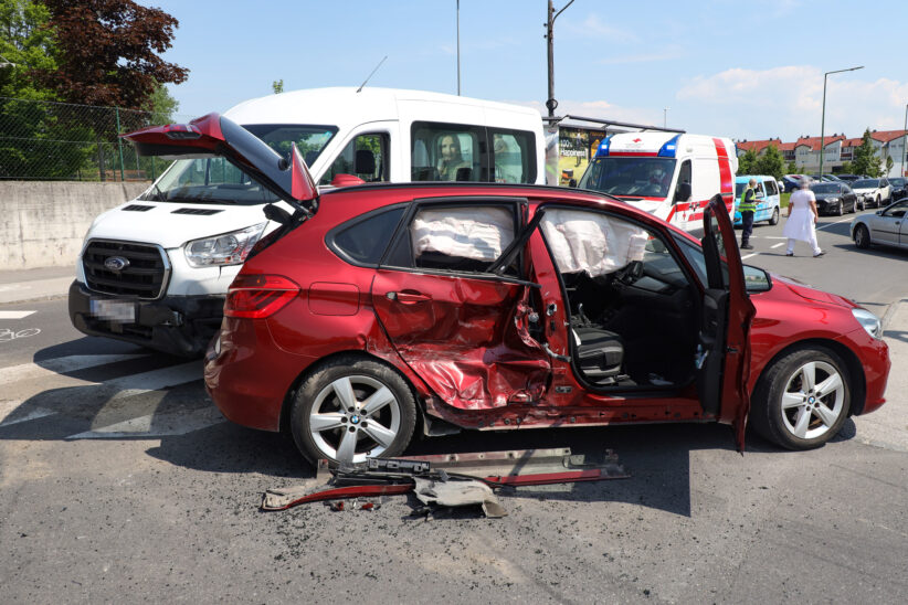 Vier Verletzte bei Kreuzungscrash mit drei Fahrzeugen in Wels-Vogelweide