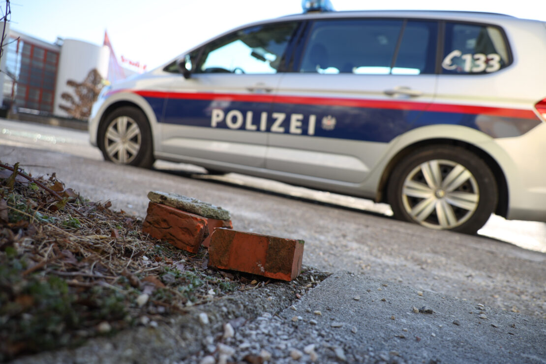 Vier Tatverdächtige nach Beschädigung von Polizeiautos in Wels-Pernau ausgeforscht