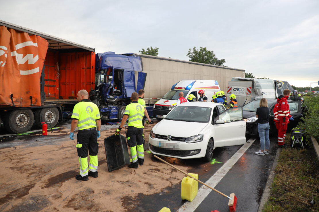 Serienunfall mit 13 Fahrzeugen und sechs Verletzten auf der Welser Autobahn bei Weißkirchen an der Traun