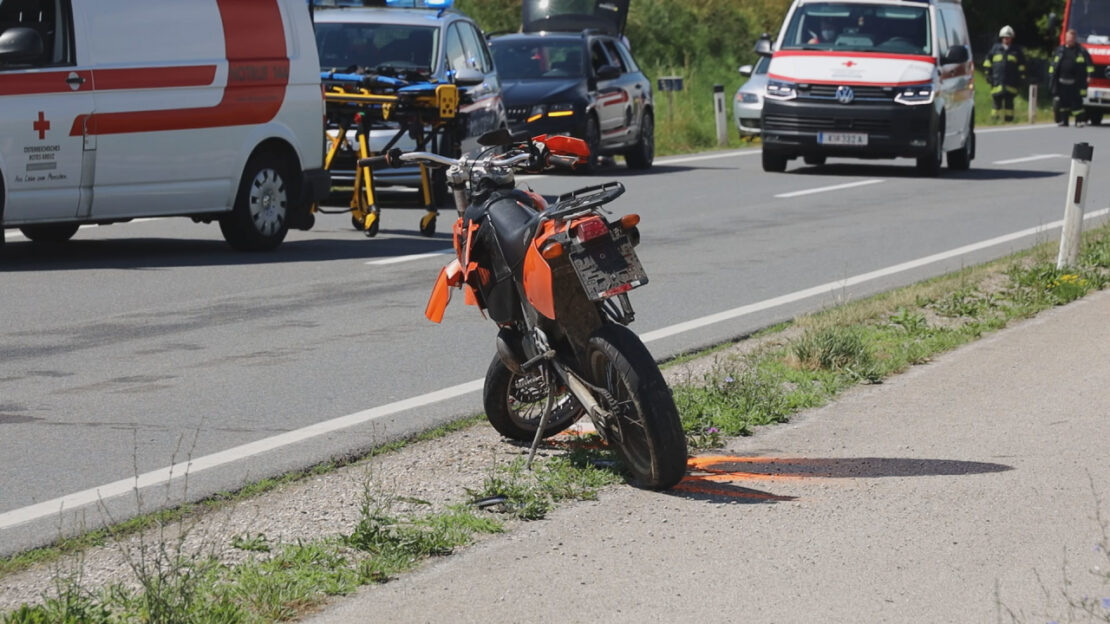 Vier teils Schwerverletzte bei Motorradkollision auf Pyhrnpass Straße in Sattledt