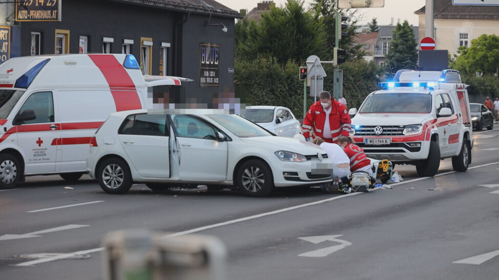 Motorradlenker bei Kollision mit ausparkendem Auto in Wels-Innenstadt schwerst verletzt