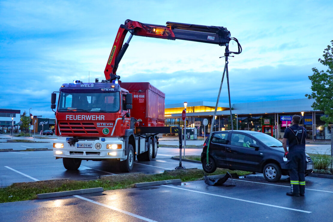 Auto steckte auf Parkplatz eines Einkaufszentrums in Wels-Schafwiesen im Regenwassersickerstreifen
