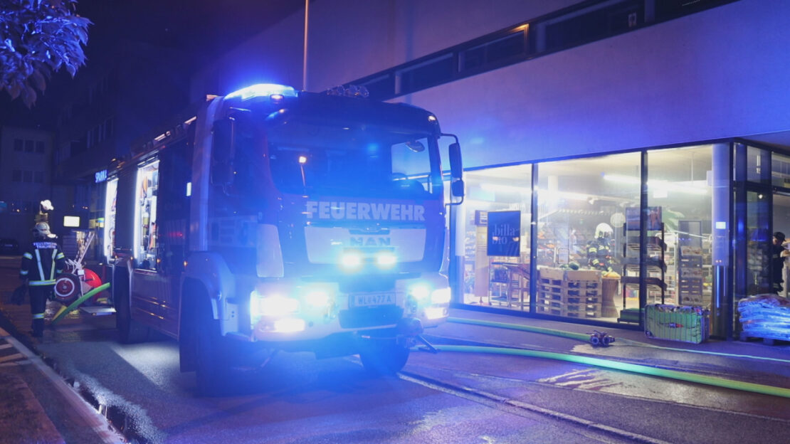 Brand einer Kühlvitrine in einem Lebensmittelmarkt in Thalheim bei Wels