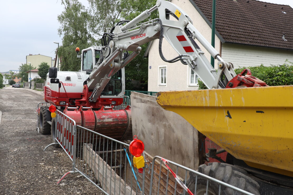70-Kilo-Fliegerbombe bei Grabungsarbeiten mit Bagger in Wels-Pernau entdeckt