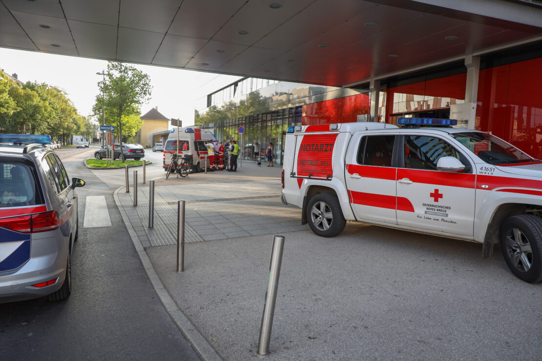 Einsatzkräfte bei Personenrettung im Bahnhofsbereich in Wels-Innenstadt im Einsatz