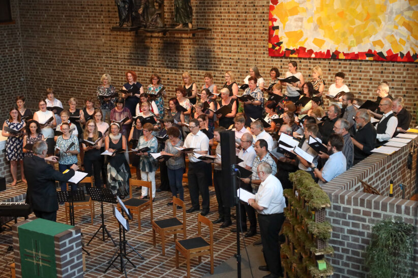 Taktstock statt Wanderstock: Abschlusskonzert der Chorsingwoche für Kirchenmusik - Stimmiges Konzert in Wels-Pernau