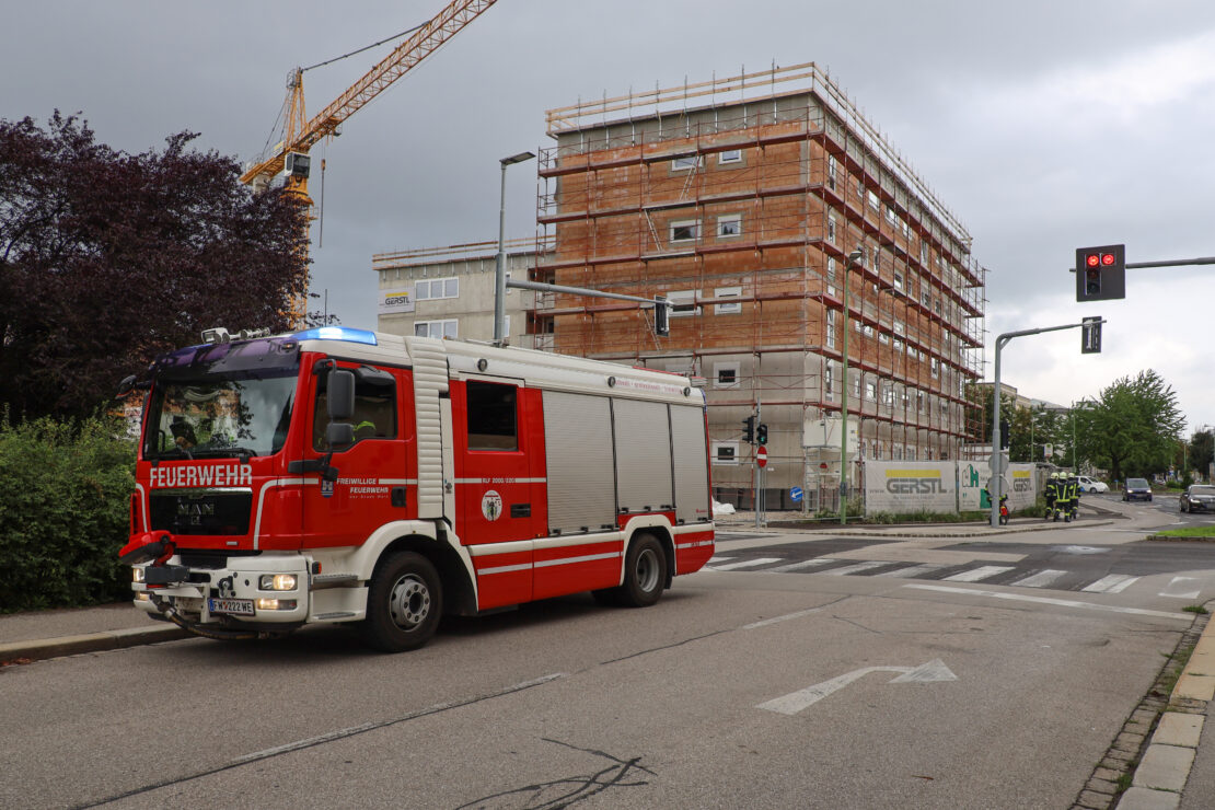Isolieranstrich: Einsatzkräfte bei vermutetem Gasgeruch auf Baustelle in Wels-Innenstadt im Einsatz