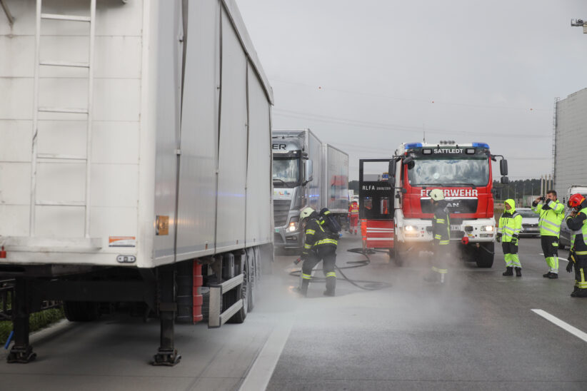 LKW-Brand auf Westautobahn bei Sattledt - Zwei Ersthelfer bei Löschmaßnahmen leicht verletzt