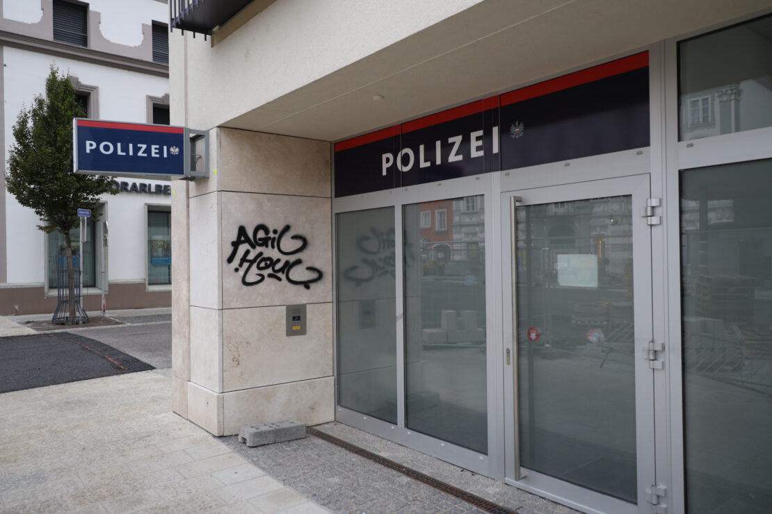 Schäden durch Graffiti: Polizeiinspektion und viele weitere Objekte im Welser Stadtgebiet beschmiert